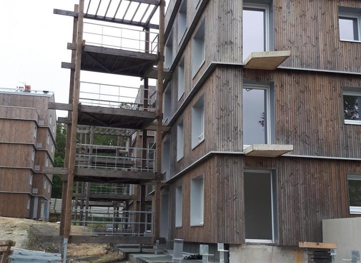 28 mai 2024_début pose garde-corps sur terrasses bois
