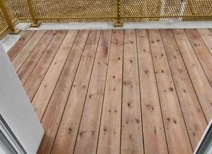 10 décembre 2025_habillage sol balcons sud R+1 - R+2 avec platelage bois